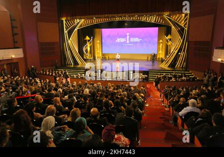 Cairo, Egitto. 22nd Nov 2022. La gente partecipa alla cerimonia di premiazione del Cairo International Film Festival a il Cairo, Egitto, il 22 novembre 2022. Il film palestinese Alam, diretto dal regista palestinese Firas Khoury e co-finanziato da produttori di Francia, Tunisia, Palestina, Arabia Saudita e Qatar, ha vinto il premio Golden Pyramid Award per il miglior film al Cairo International Film Festival (CFF) del 44th, che si è concluso qui martedì sera. Credit: Mohamed Asad/Xinhua/Alamy Live News Foto Stock