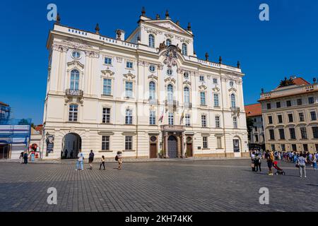 Praga, Repubblica Ceca - 4 settembre 2022: Facciata del Palazzo dell'Arcivescovo Foto Stock