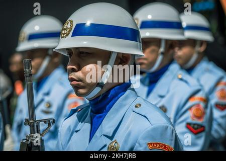 Giacarta, Indonesia. 21 Novembre 2022. Le guardie d'onore indonesiane sono all'attenzione durante la cerimonia di arrivo per gli Stati Uniti Segretario della Difesa Lloyd J. Austin III, presso la sede militare indonesiana, 21 novembre 2022 a Giacarta, Indonesia. Credit: Chad J. McNeeley/DOD/Alamy Live News Foto Stock