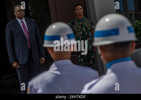 Giacarta, Indonesia. 21 Novembre 2022. STATI UNITI Il Segretario della Difesa Lloyd J. Austin III, a sinistra, e il generale indonesiano Andika Perkasa, comandante delle forze armate nazionali, si schierano per gli inni nazionali all'arrivo nella sede militare indonesiana, il 21 novembre 2022 a Giacarta, Indonesia. Credit: Chad J. McNeeley/DOD/Alamy Live News Foto Stock