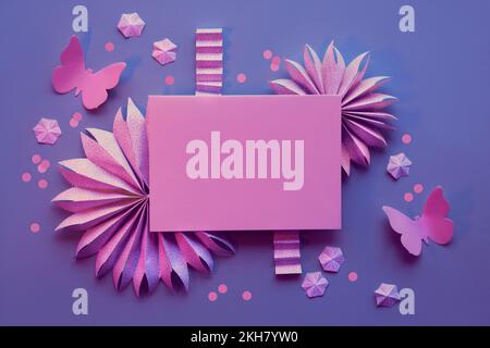 Ventilatori di carta, farfalle, fiori al neon rosa e viola. Cornice decorativa intorno al biglietto d'auguri vuoto. Piatto con ornamenti primaverili, decorazioni Foto Stock