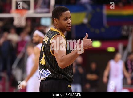 Bonn, Germania. 23rd Nov 2022. Basketball Champions League, gruppo B, Telekom Basket Bonn vs AEK Athens, Tim Frazier (Athen) Credit: Juergen Schwarz/Alamy Live News Foto Stock