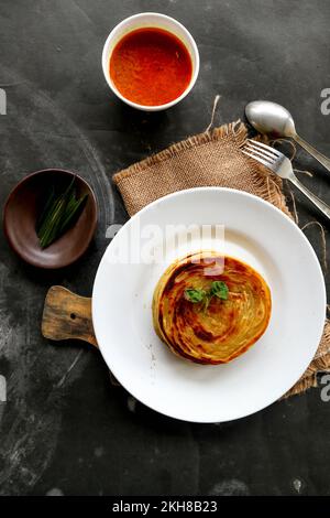 pane paratha o pane canai o maryam roti, piatto preferito per la colazione. servito su piatto Foto Stock