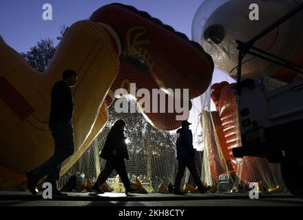 New York, Stati Uniti. 23rd Nov 2022. I palloncini sono gonfiati alla vigilia della 96th Macy's Thanksgiving Day Parade a New York City mercoledì 23 novembre 2022. La parata iniziò nel 1924, legandola alla seconda parata più antica del Ringraziamento negli Stati Uniti con la parata americana del Ringraziamento a Detroit. Foto di John Angelillo/UPI Credit: UPI/Alamy Live News Foto Stock