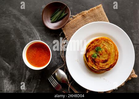 pane paratha o pane canai o maryam roti, piatto preferito per la colazione. servito su piatto Foto Stock