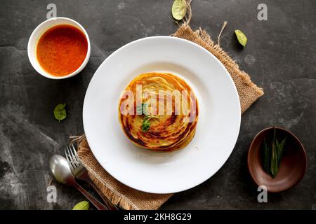 pane paratha o pane canai o maryam roti, piatto preferito per la colazione. servito su piatto Foto Stock