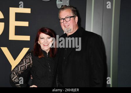 LOS ANGELES, CALIFORNIA - 21 NOVEMBRE: (L-R) Kate Flannery e Chris Haston partecipano all'evento di premiere di Showtime 'George & Tammy' presso Goya Studios su Novem Foto Stock