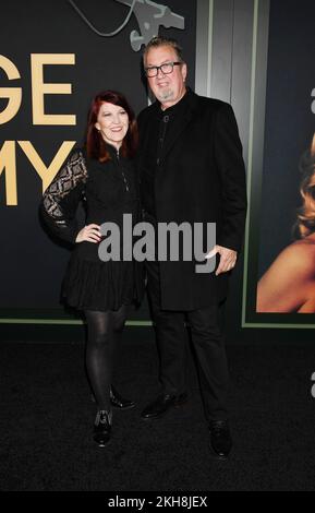 LOS ANGELES, CALIFORNIA - 21 NOVEMBRE: (L-R) Kate Flannery e Chris Haston partecipano all'evento di premiere di Showtime 'George & Tammy' presso Goya Studios su Novem Foto Stock