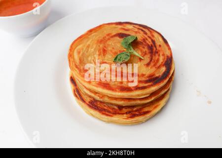 pane paratha o pane canai o maryam roti, piatto preferito per la colazione. servito su piatto Foto Stock