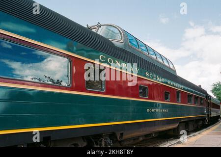 Vettura a due piani verde, rossa e dorata in attesa di passeggeri alla stazione ferroviaria panoramica di Conway. North Conway, New Hampshire. Immagine captu Foto Stock