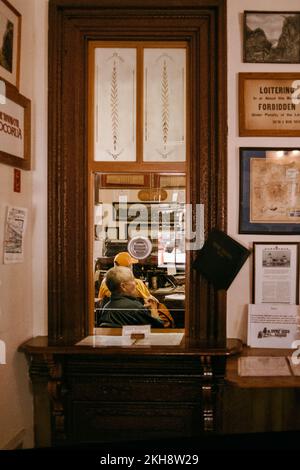 Una biglietteria vintage all'interno della stazione ferroviaria panoramica di Conway. North Conway, New Hampshire. Immagine acquisita su pellicola analogica. Foto Stock