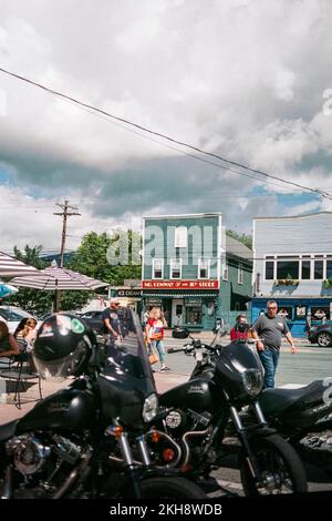 Strada principale nella vecchia North Conway, New Hampshire. Immagine acquisita su pellicola analogica. Foto Stock