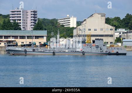 Prefettura di Kyoto, Giappone - 25 luglio 2014: Giappone Maritime Self-Defense Force YO-33, YO-25 classe iarda oliatore. Foto Stock