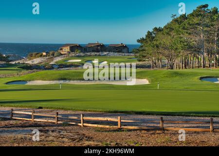 Pebble Beach, Monterey Peninsula, California, USA - 13th Novembre, 2022 il campo da golf a 1st buche e 5th buche di Spyglass Hill sulla famosa 17 Mile Drive, Pebble Beach, CA., USA Foto Stock