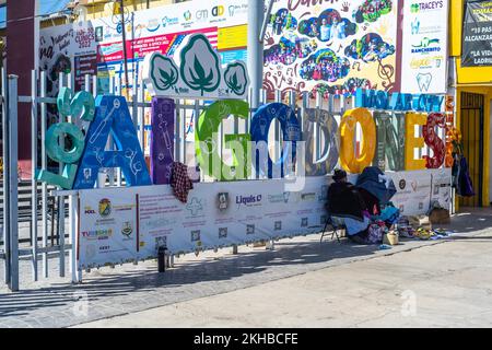 Los Algodones, Messico, MX - 14 aprile 2022: Una città ben nota per il suo turismo medico Foto Stock