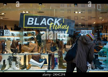 Barcellona, Spagna. 23rd Nov 2022. Un cartello del Black Friday visto in una vetrina del negozio di scarpe nel centro della città. Il Black Friday è il termine per il Venerdì successivo al giorno del Ringraziamento, che è diventato uno dei più importanti eventi di shopping a livello mondiale, con negozi che offrono vendite altamente promosse a prezzi scontati. Credit: SOPA Images Limited/Alamy Live News Foto Stock