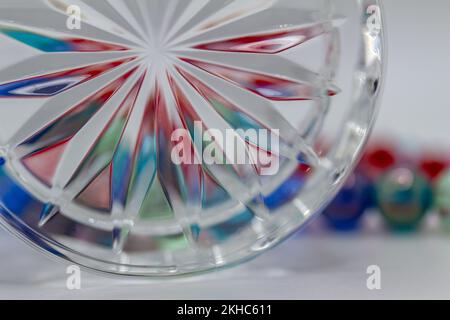 Macro trama astratta sfondo di una superficie rotonda del coperchio di vetro cristallo con tagli di design a stella Foto Stock