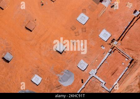 Durante i cantieri di grandi dimensioni, vengono preparate delle trincee per versare il calcestruzzo nelle fondazioni Foto Stock