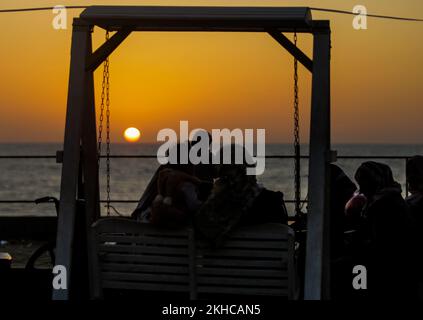 Gaza, Palestina. 23rd Nov 2022. I palestinesi hanno visto rilassarsi durante il tramonto sulla riva del mare di Gaza. (Foto di Mahmoud Issa/SOPA Images/Sipa USA) Credit: Sipa USA/Alamy Live News Foto Stock