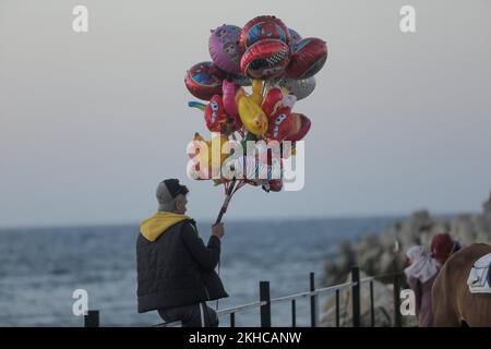 Gaza, Palestina. 23rd Nov 2022. Un palestinese vende palloncini al tramonto sulla spiaggia di Gaza. (Foto di Mahmoud Issa/SOPA Images/Sipa USA) Credit: Sipa USA/Alamy Live News Foto Stock