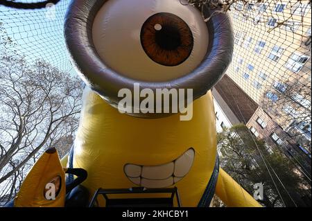 New York, Stati Uniti. 23rd Nov 2022. Vista della nuova aggiunta il ballon "Stuart The Minion" alla vigilia della 96th sfilata annuale del giorno del Ringraziamento di Macy, nell'Upper West Side di Manhattan, New York, NY, 23 novembre 2022. (Foto di Anthony Behar/Sipa USA) Credit: Sipa USA/Alamy Live News Foto Stock