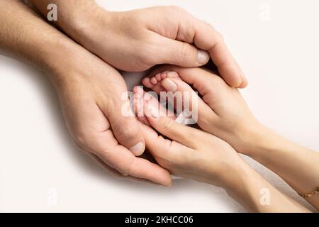 La madre sta facendo il massaggio sul suo piede del bambino prevenzione dei piedi piatti, sviluppo, tono del muscolo, displasia. Foto Stock