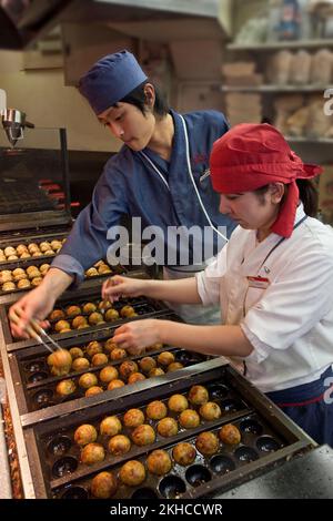 Takoyaki preparato ingrediente misto polpo pancake Tokyo Giappone Foto Stock