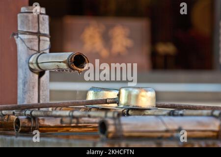 Bacino di purificazione di Temizuya al Tempio di Honmonji, Ikegami, Tokyo, Giappone Foto Stock