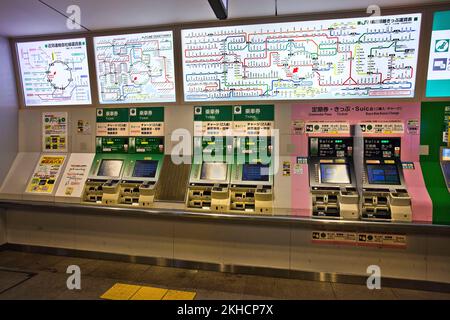 Distributori automatici di biglietti ferroviari e diagrammi di linea a Tokyo, Giappone Foto Stock