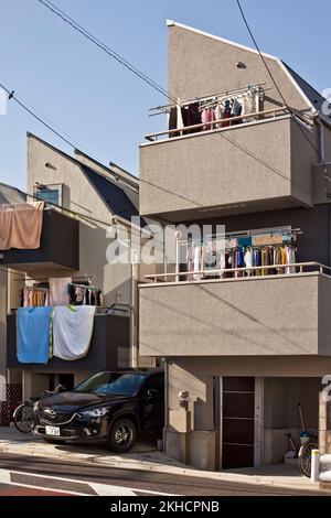 Tipiche unità residenziali compatte Nakaikegami Tokyo Giappone Foto Stock