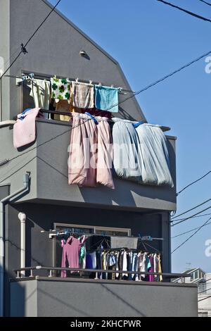 Tipica scena di asciugatura della biancheria su linee di abbigliamento a Nakaikegami, Tokyo, Giappone Foto Stock