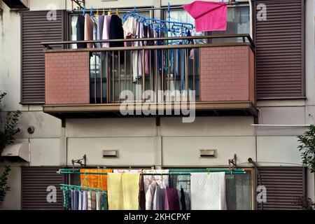 Tipica scena di asciugatura della biancheria su linee di abbigliamento a Nakaikegami, Tokyo, Giappone Foto Stock