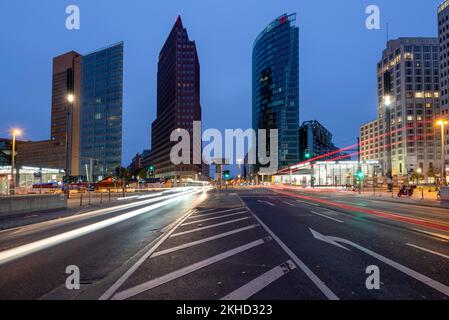 Grattacieli a Potsdamer Platz, sulla destra sede della Deutsche Bahn AG, Berlino, Germania, Europa Foto Stock