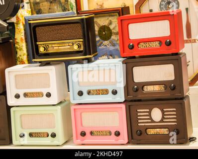 Set di immagini in stile retrò delle vecchie radio Foto Stock
