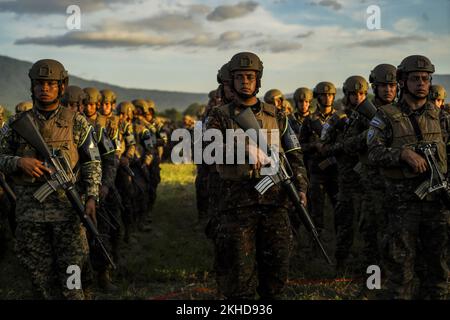 San Juan Opico, El Salvador. 23rd Nov 2022. I soldati guardano avanti come il presidente Salvadoran Nayib Bukele parla a San Juan Opico. Il presidente di El Salvador ha annunciato che la polizia e i soldati istituiranno sieges nelle città per cercare i membri della banda durante gli otto mesi dello stato di emergenza in corso che ha più di 58.000 dietro le barre. Credit: SOPA Images Limited/Alamy Live News Foto Stock