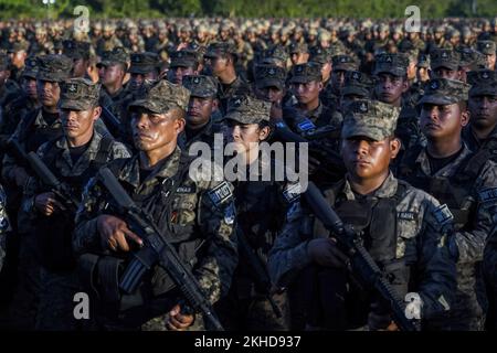 San Juan Opico, El Salvador. 23rd Nov 2022. I soldati guardano avanti come il presidente Salvadoran Nayib Bukele parla a San Juan Opico. Il presidente di El Salvador ha annunciato che la polizia e i soldati istituiranno sieges nelle città per cercare i membri della banda durante gli otto mesi dello stato di emergenza in corso che ha più di 58.000 dietro le barre. Credit: SOPA Images Limited/Alamy Live News Foto Stock