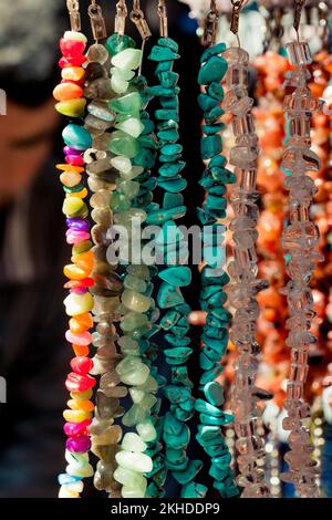 Pezzo di gemme minerali naturali come collana Foto Stock