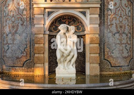 Fontana scultura nel giardino del Grand Hotel Des Iles Borromees, Stresa, Lago maggiore, Piemonte, Italia, Lago maggiore, Stresa, Piemonte, Italia Foto Stock