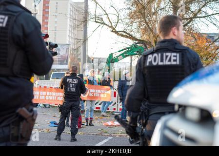 Attivisti del clima del gruppo Last Generation Block Road, polizia sicuro intersezione, Magdeburg, Sassonia-Anhalt, Germania, Europa Foto Stock