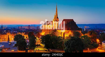 Vista sulla città con la chiesa di Severi e la cattedrale di Erfurt all'alba, Erfurt, Turingia, Germania, Europa Foto Stock