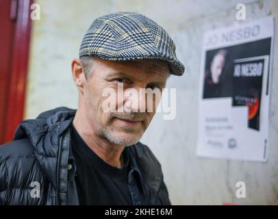 Berlino, Germania. 23rd Nov 2022. Il romanziere norvegese della criminalità Jo Nesbö presenta il suo nuovo romanzo "Luna di sangue" al Delphi Film Palace e ha la sua foto scattata a margine dell'evento. Credit: Jens Kalaene/dpa/Alamy Live News Foto Stock