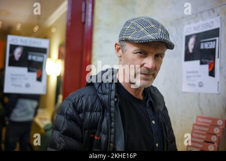 Berlino, Germania. 23rd Nov 2022. Il romanziere norvegese della criminalità Jo Nesbö presenta il suo nuovo romanzo "Luna di sangue" al Delphi Film Palace e ha la sua foto scattata a margine dell'evento. Credit: Jens Kalaene/dpa/Alamy Live News Foto Stock