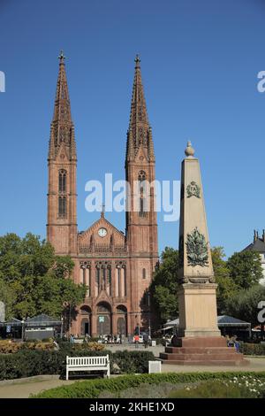 Luisenplatz con Waterloo Obelisco e St Chiesa di Bonifacio, a Wiesbaden, Assia, Germania, Europa Foto Stock