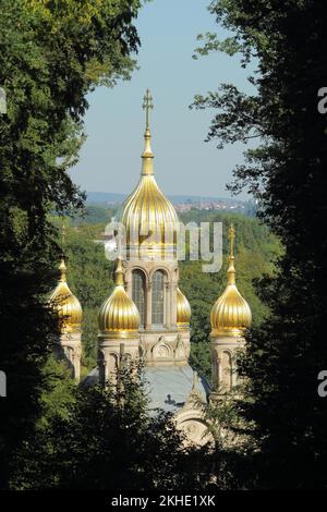 Torri della chiesa con cupole dorate, dalla cappella russa, costruito 1847-1855, sul Neroberg a Wiesbaden, Assia, Germania, Europa Foto Stock