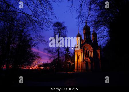 La Chiesa Ortodossa Russa, costruita tra il 1847 e il 1855, si illumina di sera sul Neroberg, a Wiesbaden, Assia, Germania, Europa Foto Stock