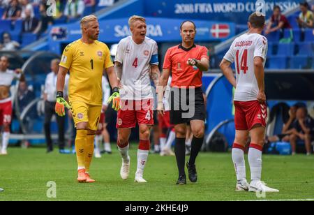 Samara, Russia – 21 giugno 2018. L'arbitro Antonio Mateu Lahoz assegna un calcio di punizione all'Australia durante la partita della Coppa del mondo FIFA 2018 Danimarca vs Australia Foto Stock