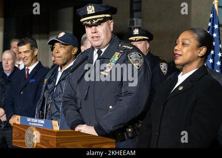 Capo del Dipartimento di NYPD Kenneth Corey parla durante l'annuncio del sindaco Eric Adams sulla sicurezza con il commissario della polizia Keechant Sewell e il CEO di Macy Jeff Gennette per la sfilata del giorno del Ringraziamento sulla 77th strada a New York il 23 novembre 2022 Foto Stock