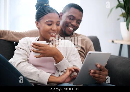 Tablet digitale, relax e coppia nera su un divano che scorre su social media, app mobile o Internet. Felice, sorridere e africano uomo e donna che legge Foto Stock