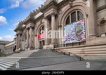 New York City, USA - 17 novembre 2021: I gradini anteriori sulla Fifth Avenue all'ingresso del Metropolitan Museum of Art Foto Stock