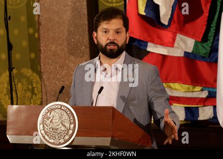 Città del Messico, Messico. 23rd Nov 2022. 23 novembre 2022, Città del Messico, Messico: Il Presidente del Cile, Gabriel boric interviene durante una conferenza informativa dopo un incontro con il Presidente messicano Lopez Obrador nel quadro della loro visita di lavoro in Messico, al Palazzo Nazionale . Il 23 novembre 2022 a Città del Messico. (Foto di Luis Barron/Eyepix Group/Sipa USA) Credit: Sipa USA/Alamy Live News Foto Stock